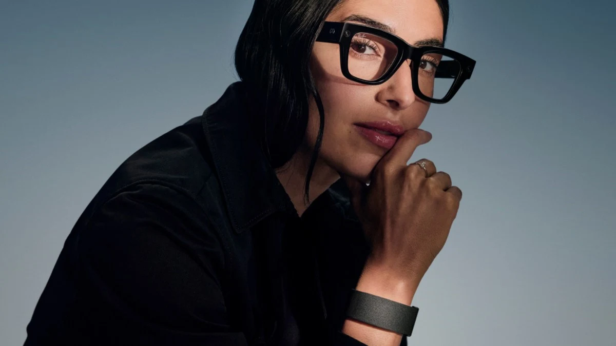 一名女性戴着黑框 Meta Ray-Ban Display 智能眼镜、手腕戴黑色腕带的产品宣传照